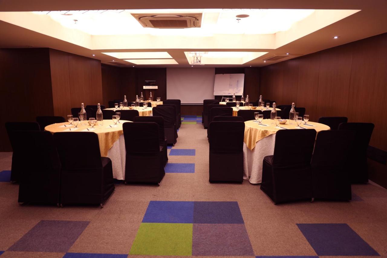 Royal Orchid Golden Suites פונה מראה חיצוני תמונה