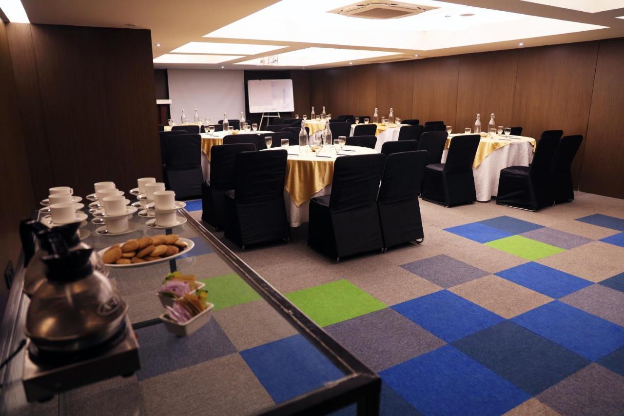 Royal Orchid Golden Suites פונה מראה חיצוני תמונה