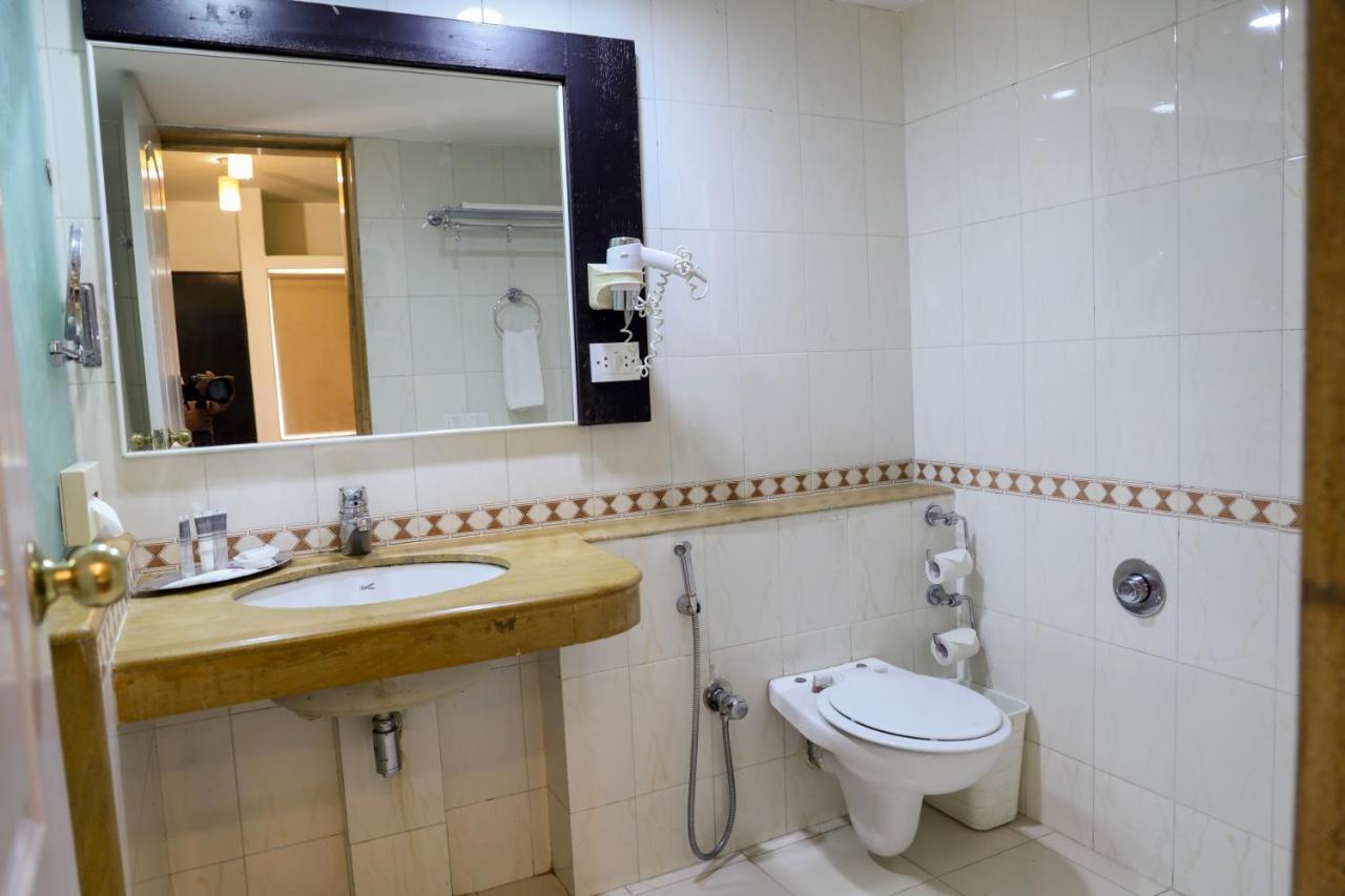 Royal Orchid Golden Suites פונה מראה חיצוני תמונה