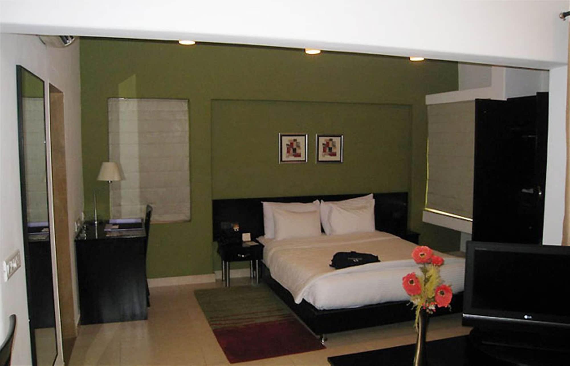 Royal Orchid Golden Suites פונה מראה חיצוני תמונה