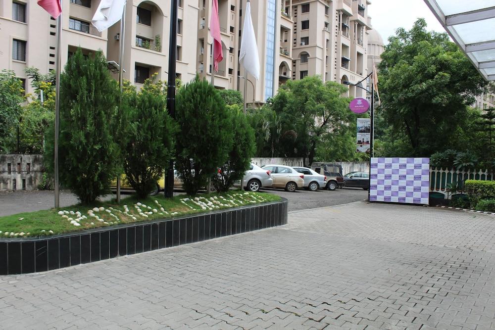 Royal Orchid Golden Suites פונה מראה חיצוני תמונה
