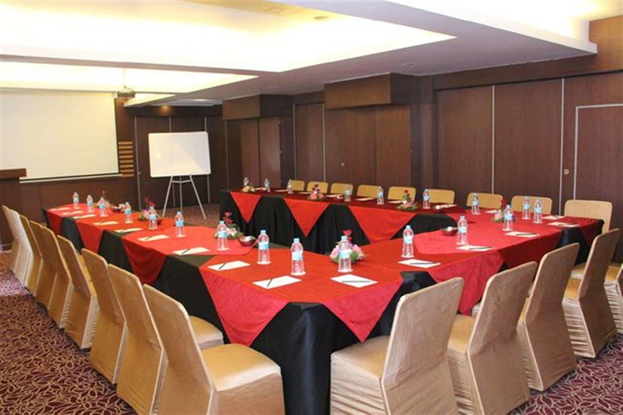 Royal Orchid Golden Suites פונה מראה חיצוני תמונה